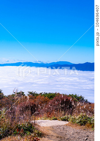 【雲海素材】秋の陣馬形山から眺める伊那谷の雲海【長野県】 【雲海素材】秋の陣馬形山から眺める伊那谷の雲海【長野県】 104696407