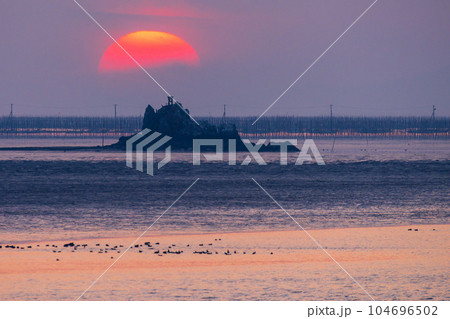 夕日を背景に風流島(たわれじま)「枕草子や伊勢物語など平安時代の書物にも登場している島」 夕日を背景に風流島(たわれじま)「枕草子や伊勢物語など平安時代の書物にも登場している島」 104696502