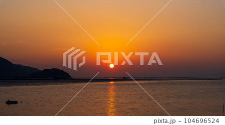 夕日を背景に風流島(たわれじま)周辺風景「枕草子や伊勢物語など平安時代の書物にも登場している島」 夕日を背景に風流島(たわれじま)周辺風景「枕草子や伊勢物語など平安時代の書物にも登場している島」 104696524