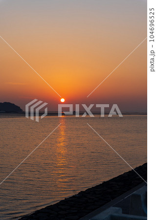 夕日を背景に風流島(たわれじま)周辺風景「枕草子や伊勢物語など平安時代の書物にも登場している島」 夕日を背景に風流島(たわれじま)周辺風景「枕草子や伊勢物語など平安時代の書物にも登場している島」 104696525