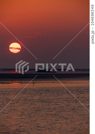 美しい夕日を背景に風流島(たわれじま)「枕草子や伊勢物語など平安時代の書物にも登場している島」 美しい夕日を背景に風流島(たわれじま)「枕草子や伊勢物語など平安時代の書物にも登場している島」 104696549