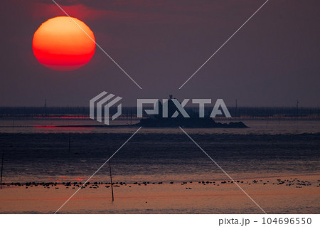 美しい夕日を背景に風流島(たわれじま)「枕草子や伊勢物語など平安時代の書物にも登場している島」 美しい夕日を背景に風流島(たわれじま)「枕草子や伊勢物語など平安時代の書物にも登場している島」 104696550