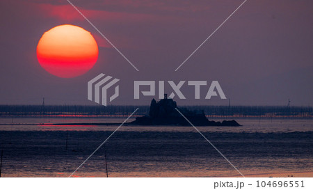 美しい夕日を背景に風流島(たわれじま)「枕草子や伊勢物語など平安時代の書物にも登場している島」 美しい夕日を背景に風流島(たわれじま)「枕草子や伊勢物語など平安時代の書物にも登場している島」 104696551