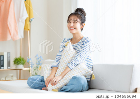 リビングでくつろぐ若い女性 104696694