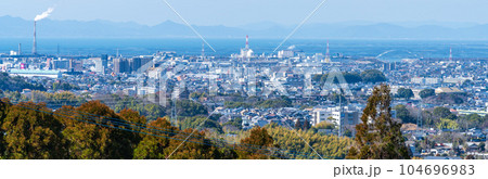 青空を背景に大牟田市の都市景観パノラマ風景「奥の島は島原半島・海は有明海・街並みは大牟田市」 青空を背景に大牟田市の都市景観パノラマ風景「奥の島は島原半島・海は有明海・街並みは大牟田市」 104696983