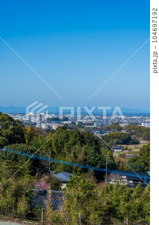青空を背景に大牟田市の都市景観風景「奥の島は島原半島・海は有明海・街並みは大牟田市」 青空を背景に大牟田市の都市景観風景「奥の島は島原半島・海は有明海・街並みは大牟田市」 104697192