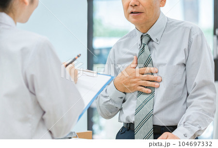 薬局で病気を説明する中高年男性と薬剤師・調剤師(肺炎・胸痛・心臓病・動悸・息切れ) 薬局で病気を説明する中高年男性と薬剤師・調剤師(肺炎・胸痛・心臓病・動悸・息切れ) 104697332