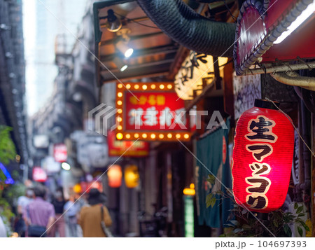 神戸三ノ宮 高架下の赤ちょうちん 104697393
