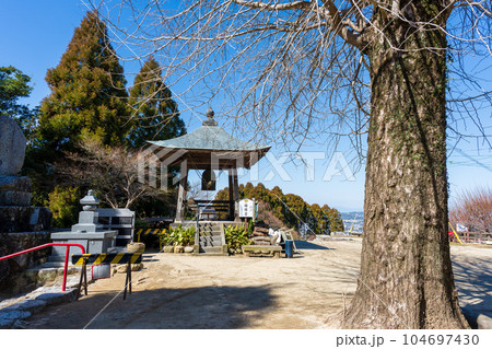 普光寺（ふこうじ）｢梵鐘(ぼんしょう)と境内風景「臥龍梅（がりゅうばい）秋には紅葉の名所」大牟田市 104697430