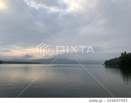 夕方の阿寒湖 夕方の阿寒湖 104697485