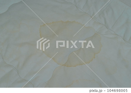 布団のおねしょのシミ 104698005