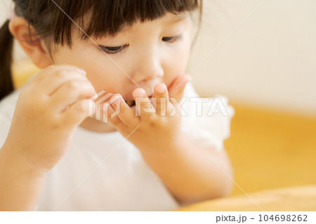 おやつを食べる女の子の写真 104698262