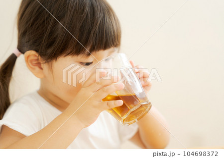 麦茶を飲む女の子の写真 104698372