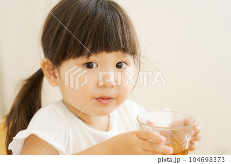 麦茶を飲む女の子の写真 麦茶を飲む女の子の写真 104698373
