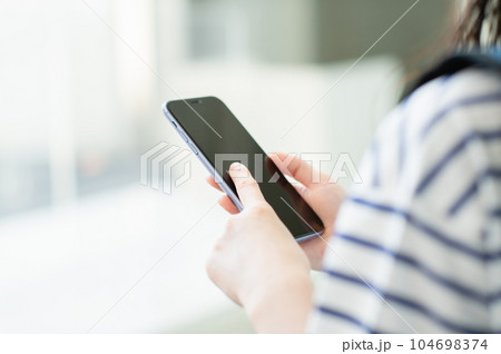 スマホを操作する女子大生 スマホを操作する女子大生 104698374