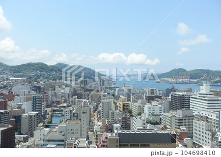 長崎市役所の屋上から望む長崎市中心部の眺め 104698410