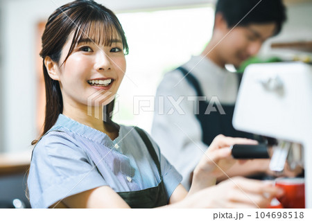 バリスタ研修中にエスプレッソを淹れる若い女性 104698518