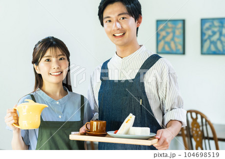 楽しくカフェで働く学生アルバイト 104698519