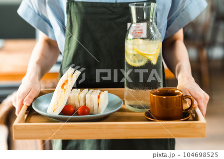 カフェで働く若い女性 顔無し カフェで働く若い女性 顔無し 104698525