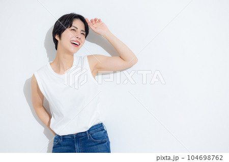 白いノースリーブとデニムの女性 白いノースリーブとデニムの女性 104698762