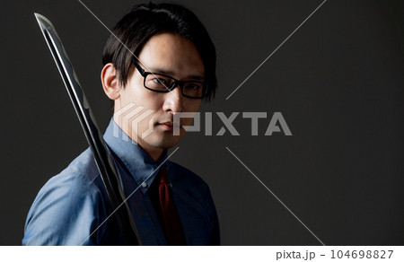 日本刀とビジネスマン 104698827
