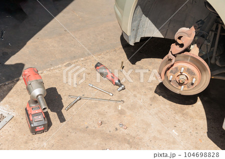 車のタイヤ交換、工具 車のタイヤ交換、工具 104698828