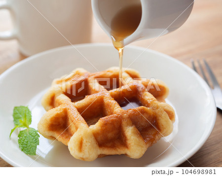 メープルシロップをかけたベルギーワッフル メープルシロップをかけたベルギーワッフル 104698981