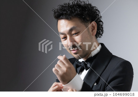 結婚式の準備などをする新郎 104699018