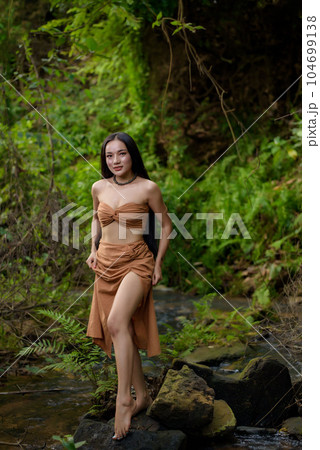 Portrait of beautiful woman 104699138