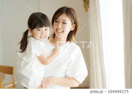 ママに抱っこされる女の子の写真 ママに抱っこされる女の子の写真 104699175
