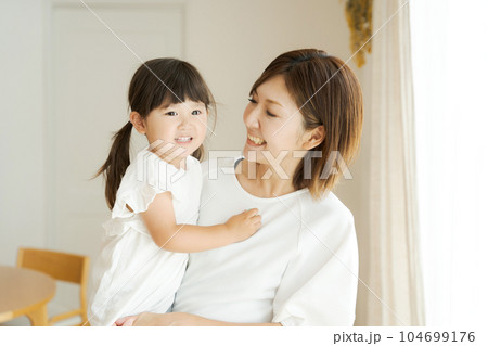 ママに抱っこされる女の子の写真 104699176