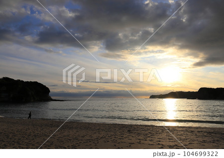 千葉　勝浦　守谷海岸の夕日 104699322