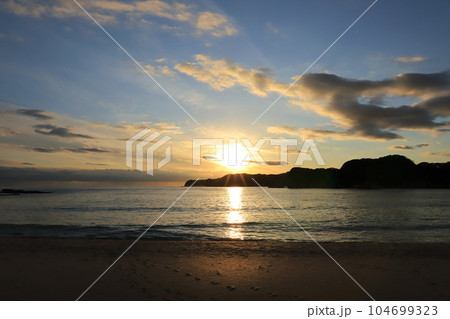 千葉 勝浦 守谷海岸の夕日 千葉 勝浦 守谷海岸の夕日 104699323