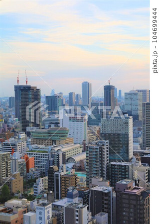 大阪市中央区大手前付近のビルからの景色大阪城の近く街並み谷町筋沿い 104699444