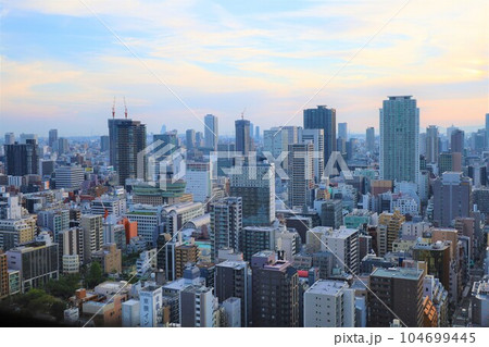 大阪市中央区大手前付近のビルからの景色大阪城の近く街並み谷町筋沿い 104699445