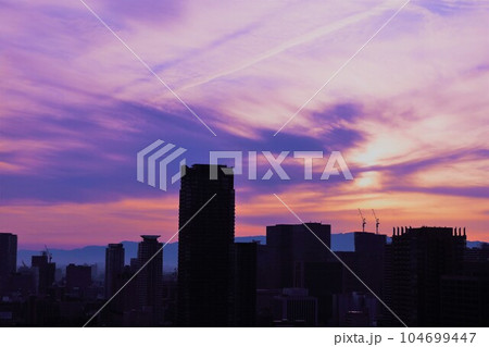 大阪市中央区大手前付近のビルからの景色大阪城の近く街並み谷町筋沿い 104699447