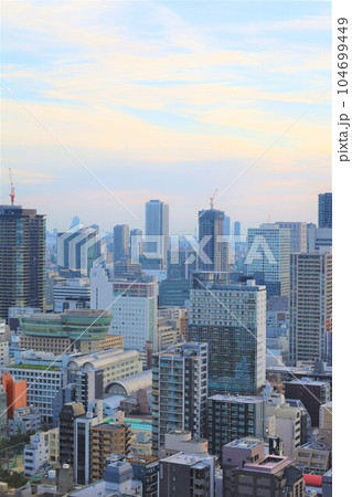 大阪市中央区大手前付近のビルからの景色大阪城の近く街並み谷町筋沿い 大阪市中央区大手前付近のビルからの景色大阪城の近く街並み谷町筋沿い 104699449