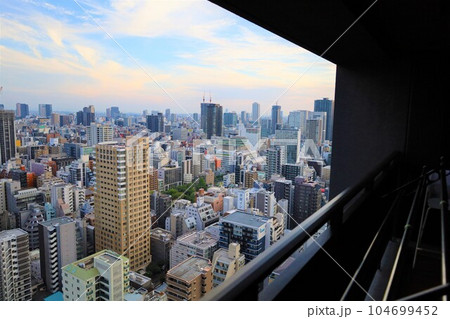 大阪市中央区大手前付近のビルからの景色大阪城の近く街並み谷町筋沿い 大阪市中央区大手前付近のビルからの景色大阪城の近く街並み谷町筋沿い 104699452