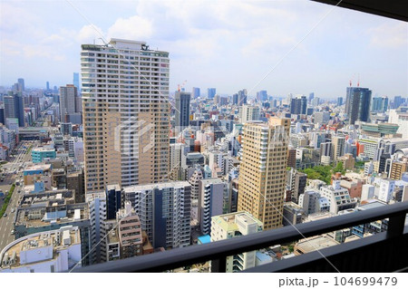 大阪市中央区大手前付近のビルからの景色大阪城の近く街並み谷町筋沿い 104699479