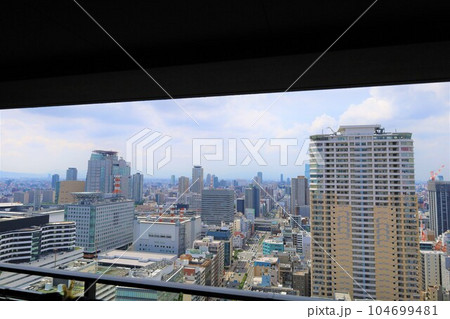 大阪市中央区大手前付近のビルからの景色大阪城の近く街並み谷町筋沿い 104699481