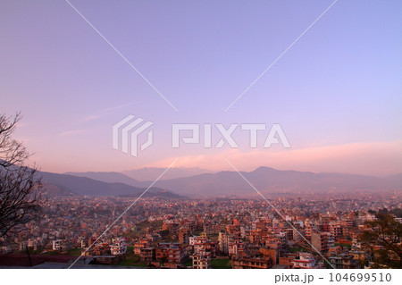 南アジアのネパール 首都カトマンドゥ近郊の高台の古都キルティプルからの夕暮れのカトマンズ市街の眺望 南アジアのネパール 首都カトマンドゥ近郊の高台の古都キルティプルからの夕暮れのカトマンズ市街の眺望 104699510