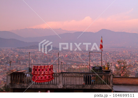 南アジアのネパール　首都カトマンドゥ近郊の高台の古都キルティプルからの夕暮れのカトマンズ市街の眺望 104699511