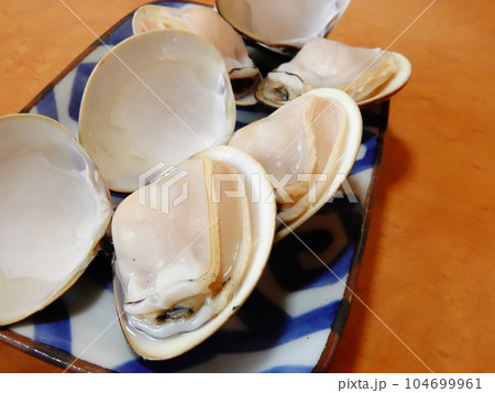 皿に盛り付けた焼き蛤 104699961