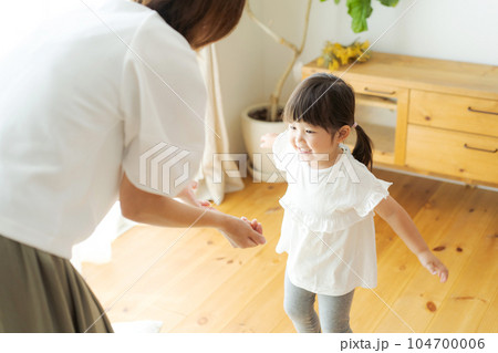 家の中で遊ぶ親子のポートレート 104700006