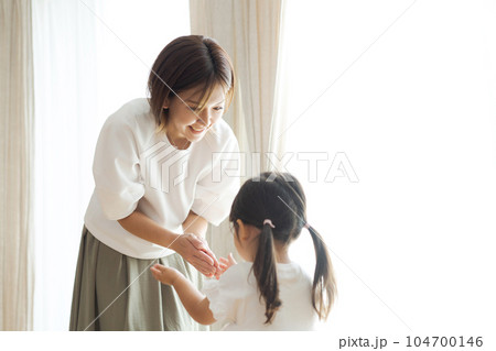 家の中で遊ぶ親子のポートレート 104700146