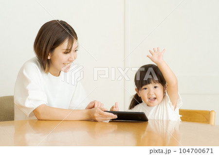 タブレットを見る親子 104700671