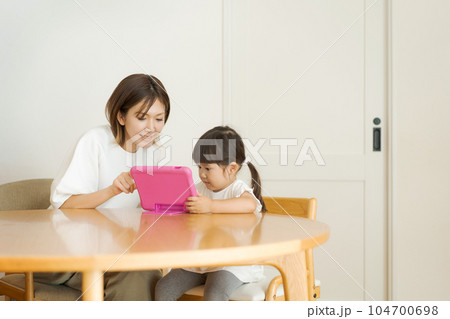 タブレットを見る親子 タブレットを見る親子 104700698