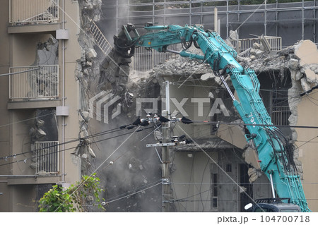 取り壊される老築化した公営住宅 大型重機で解体の作業風景 取り壊される老築化した公営住宅 大型重機で解体の作業風景 104700718