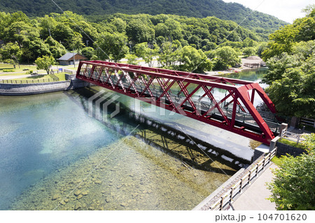夏の支笏湖を空撮（山線鉄橋） 104701620