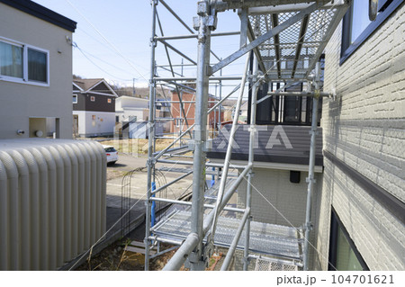 住宅リフォーム 外壁塗装中の家 104701621